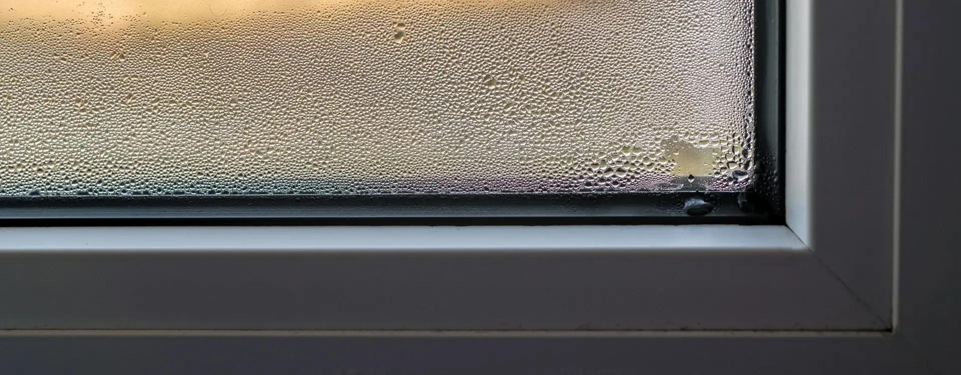 widok kropel wody na oknie